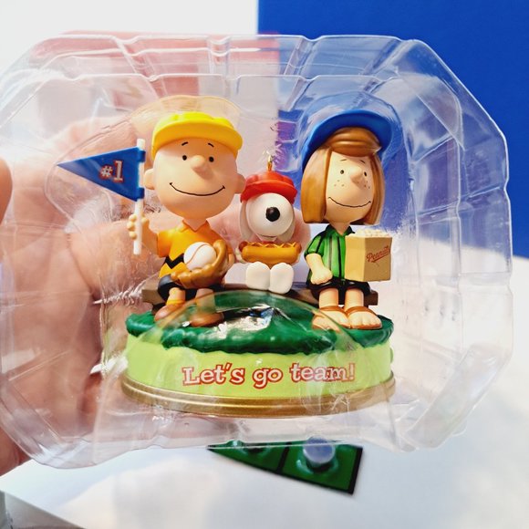 Christmas The Peanuts Gang, Batter Up! Musical Hallmark Ornament - Picture 6 of 8